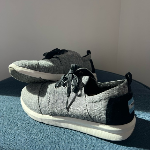 TOMS Chambray and Navy Lace Up Canvas Tennis Shoes. Women’s 6 - Picture 1 of 5